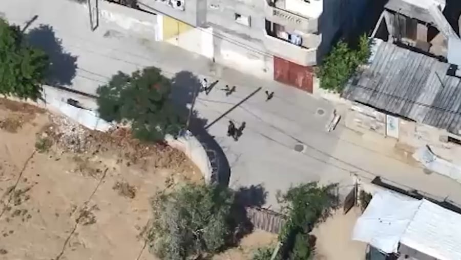 הילד מעביר אמצעי לחימה