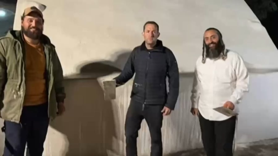 דגן בשיפוץ קבר אלעזר הכהן