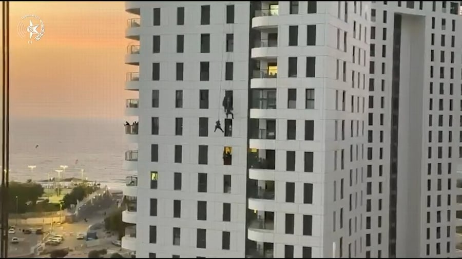 לוחמי הימ"מ גולשים לחלץ את האישה