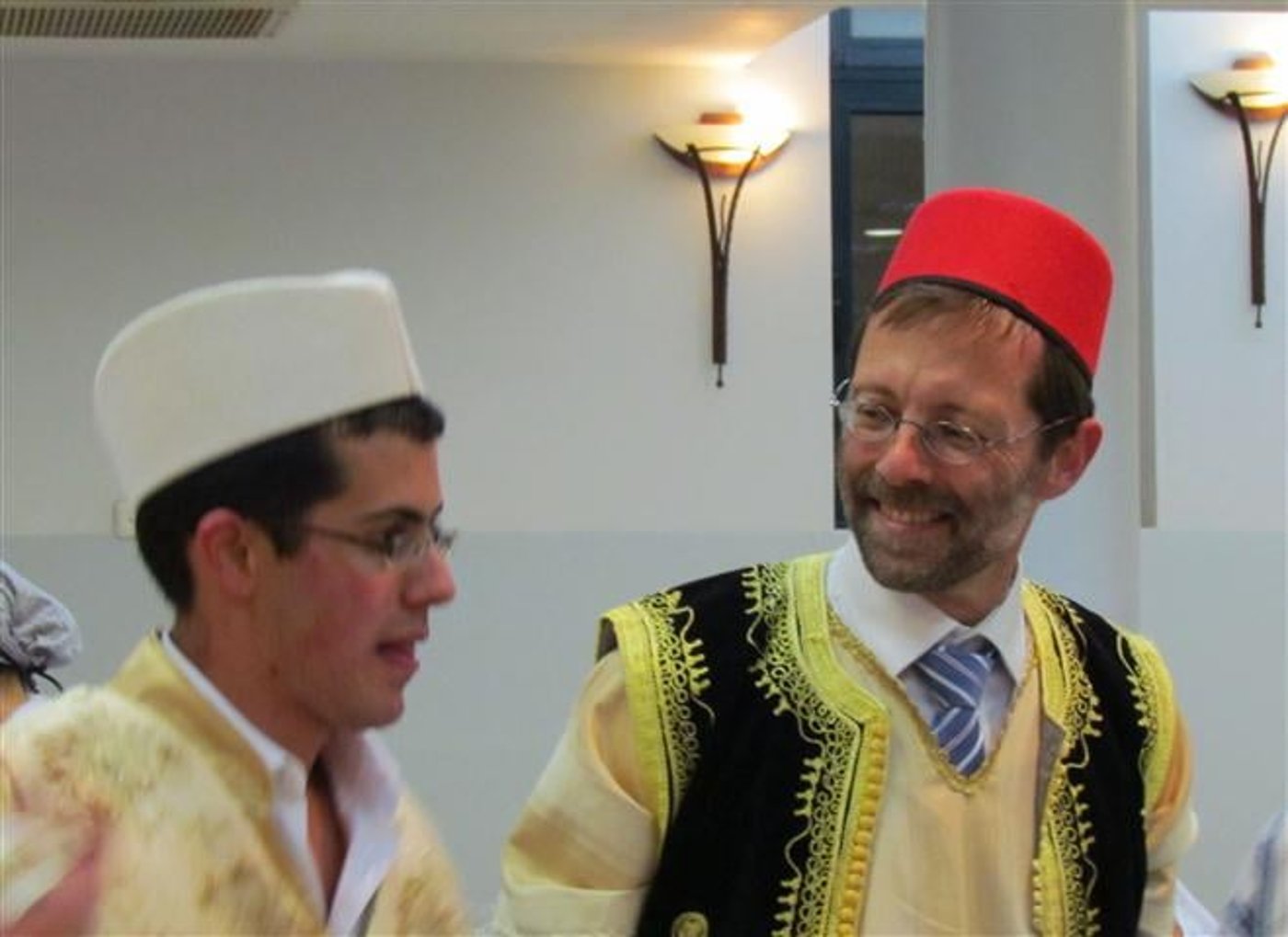משתלב בליכוד: פייגלין בבגדים מסורתיים בחינה של בנו