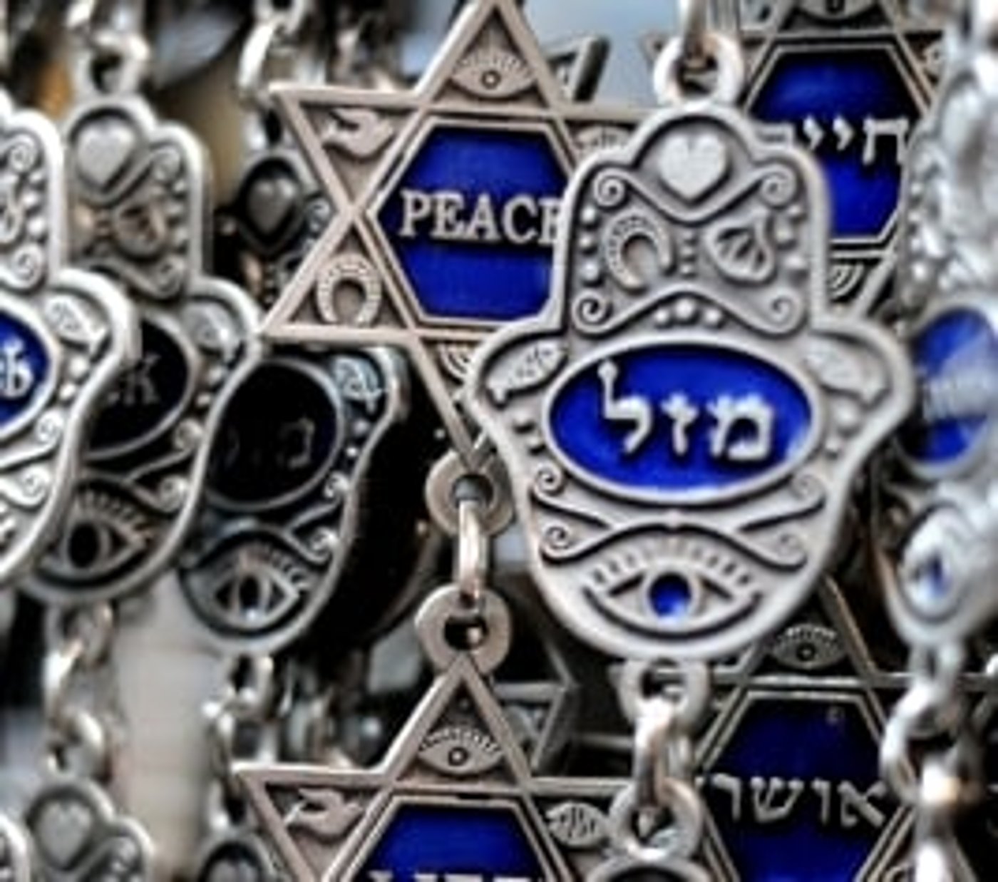 במקום לתלות 'חמסה' נגד עין הרע, עדיף שתקיים מצוות