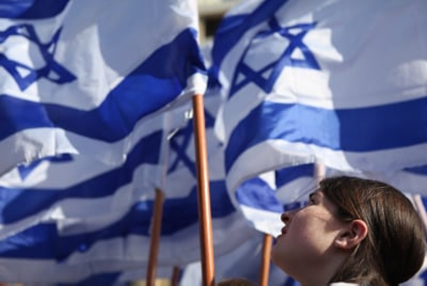 מחזקים את צה"ל ועם ישראל: תולים דגלים בבתים וברכבים