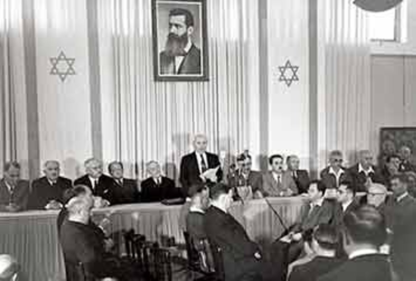 מגלות לגאולה, מאפלה לאור גדול