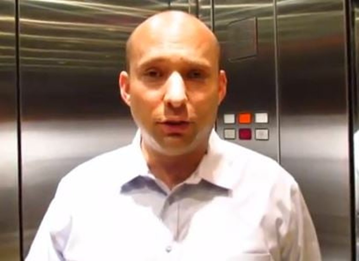אין לו זמן: השר בנט מודיע על הוזלות מחירים במעלית