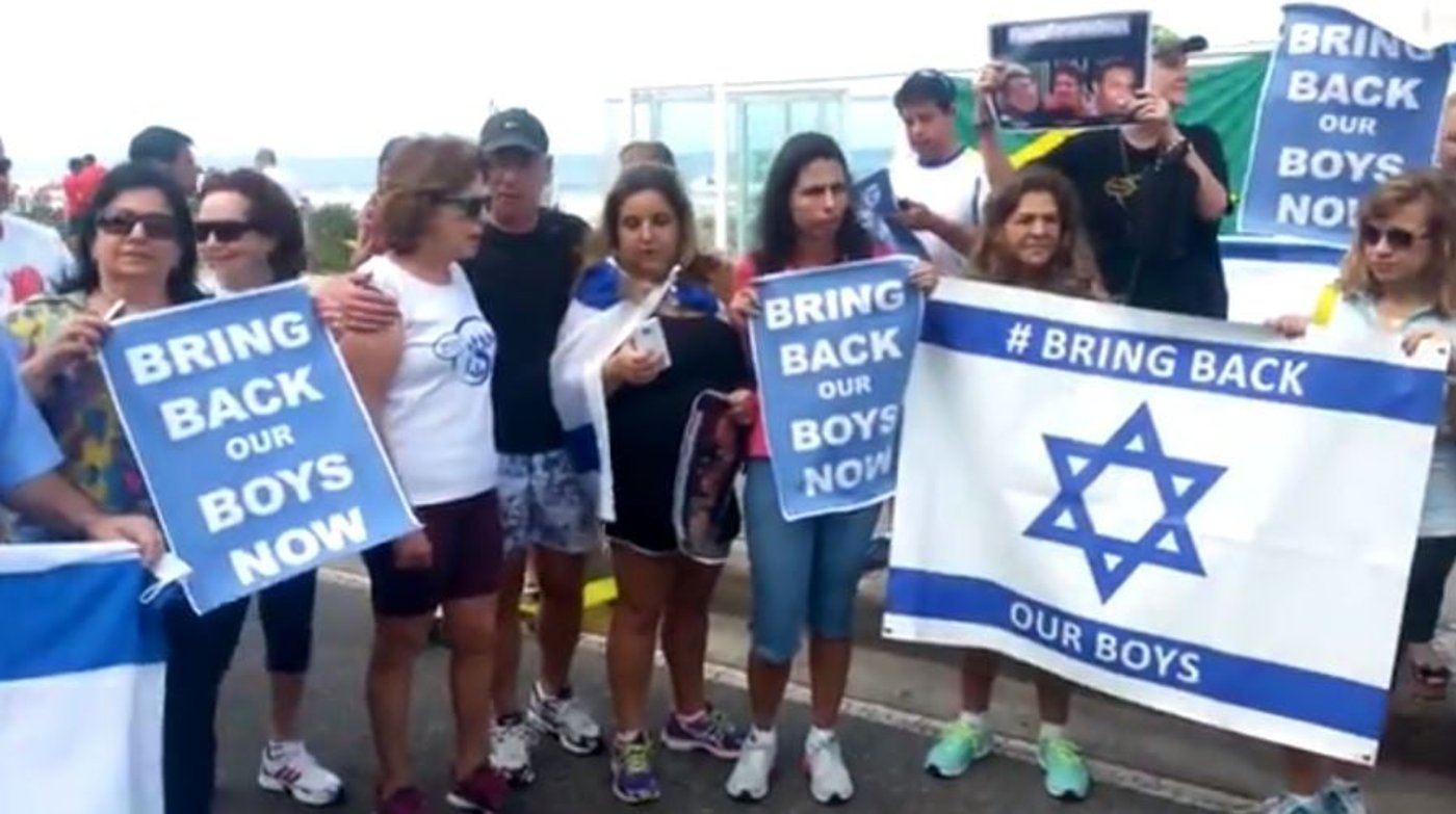 צפו: מטוס בשמי ברזיל למען החטופים