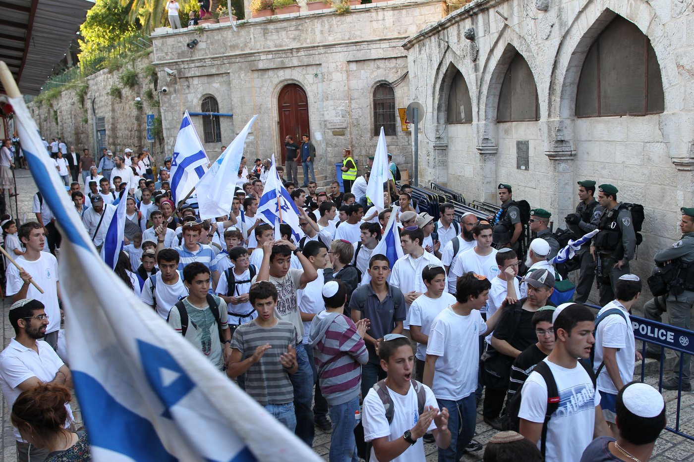 מארגני ריקוד הדגלים: נערכים למתקפת ארגוני השמאל
