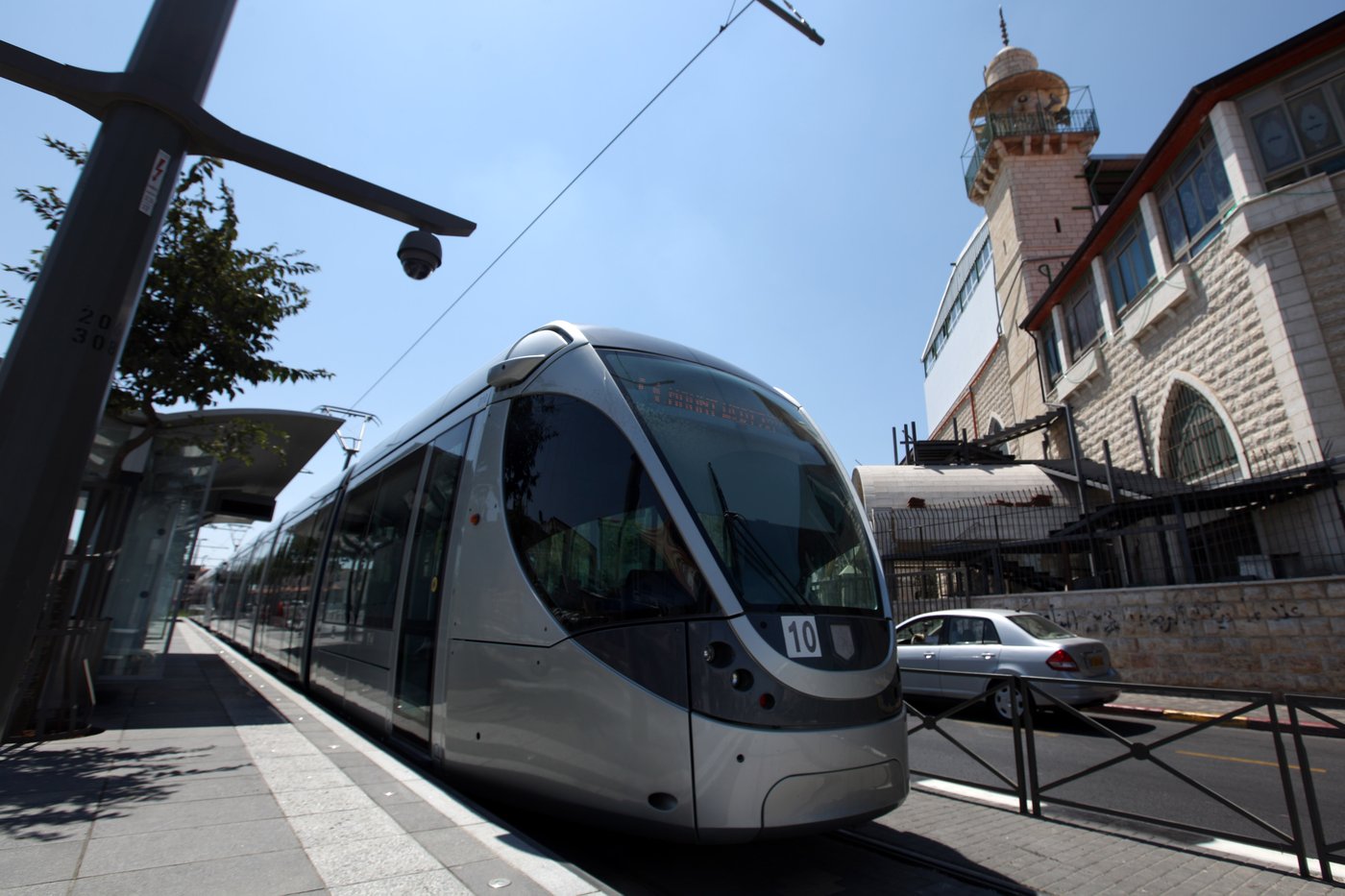 רגלו של הולך רגל נלכדה בתחנת רכבת קלה בירושלים