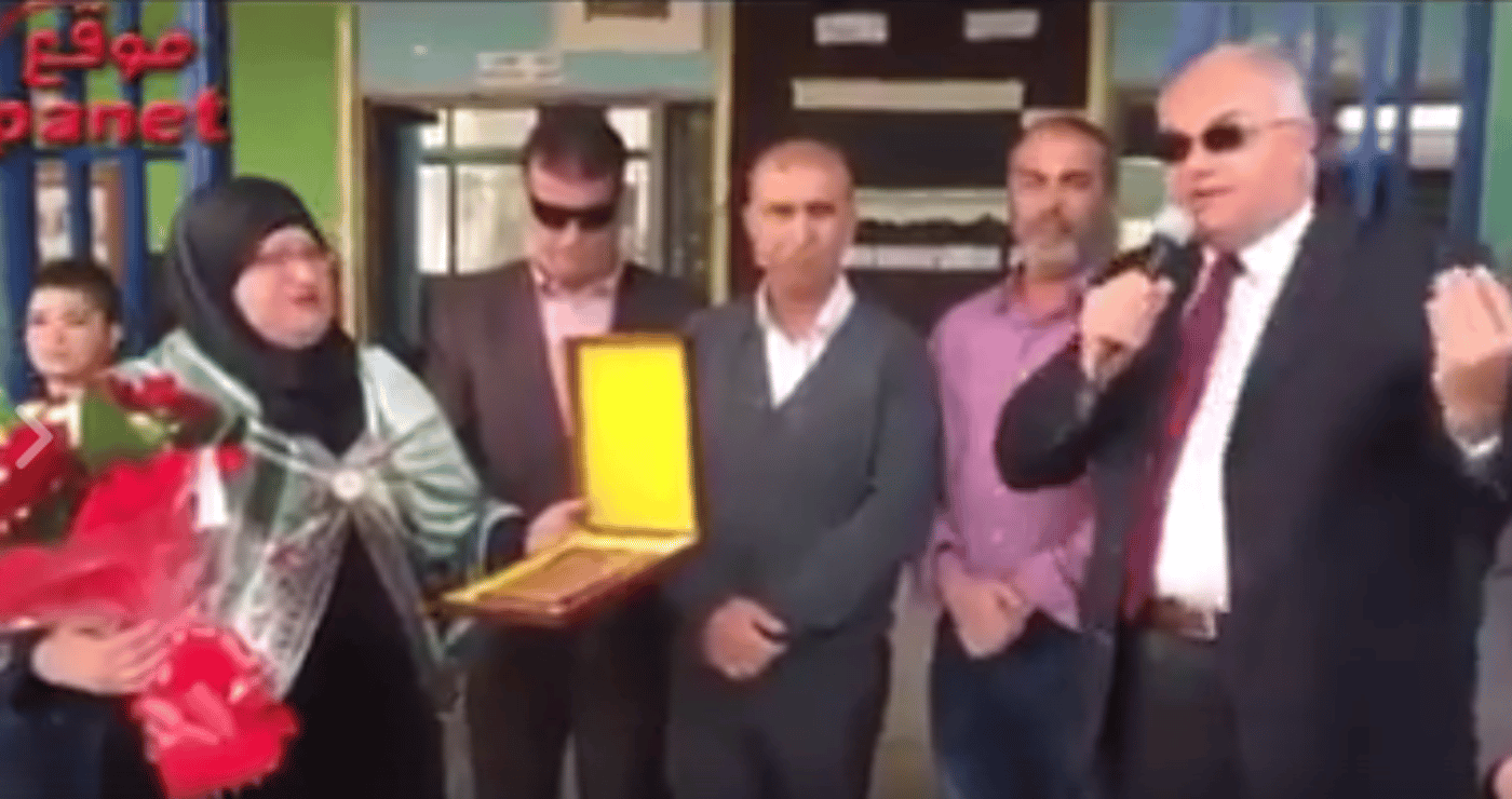 צפו: המורה מטייבה מקבלת אות הצטיינות