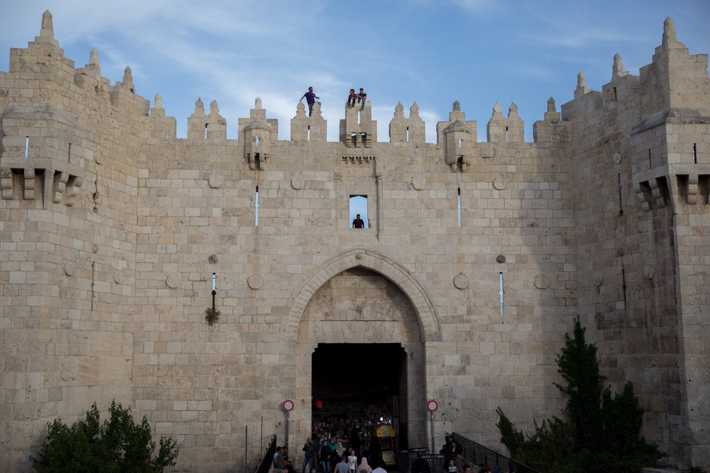 יידו אבנים לעבר כוחות משטרה- ונעצרו