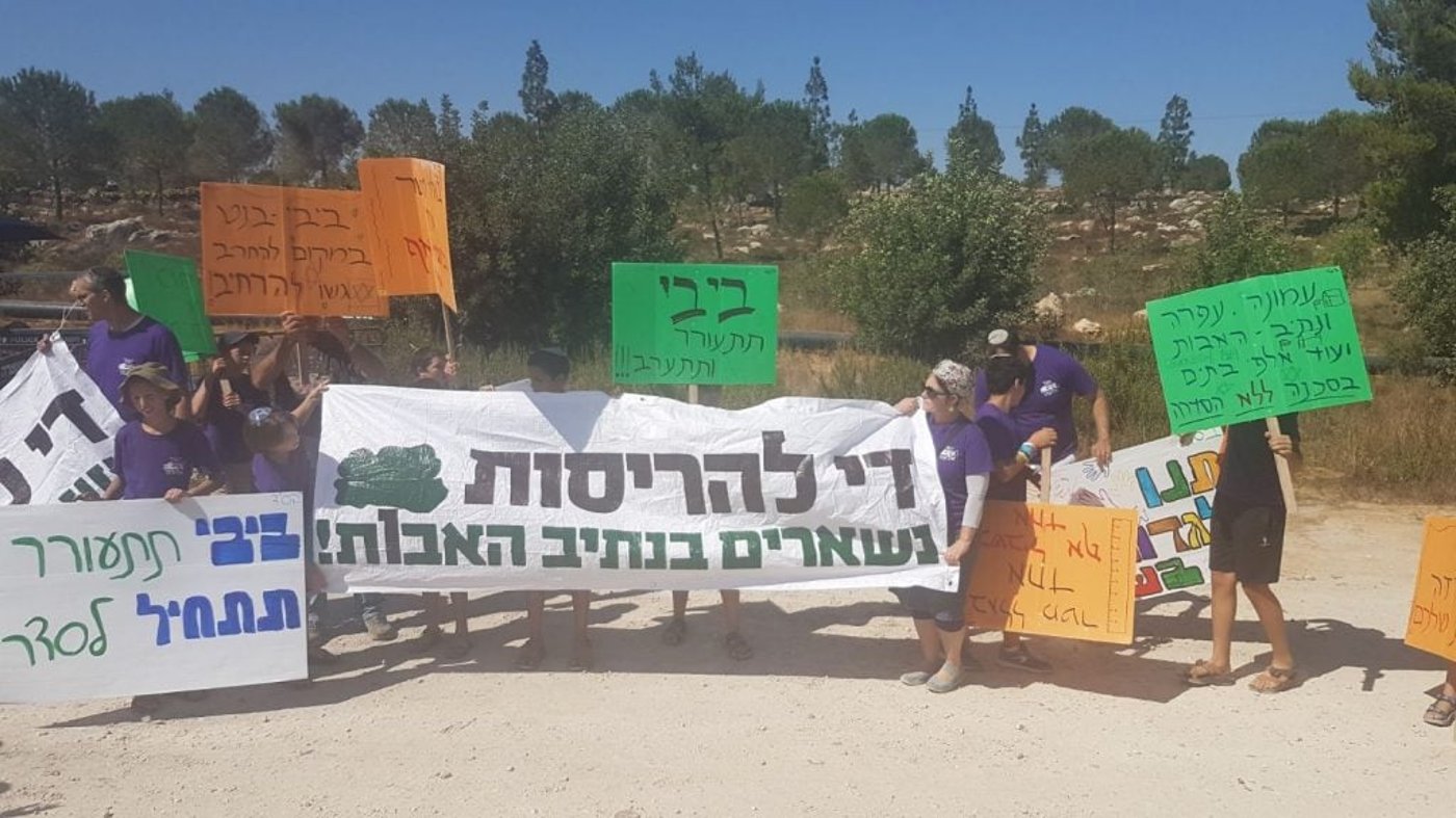 בזמן שהתושבים מפגינים בשמש (נתיב האבות)