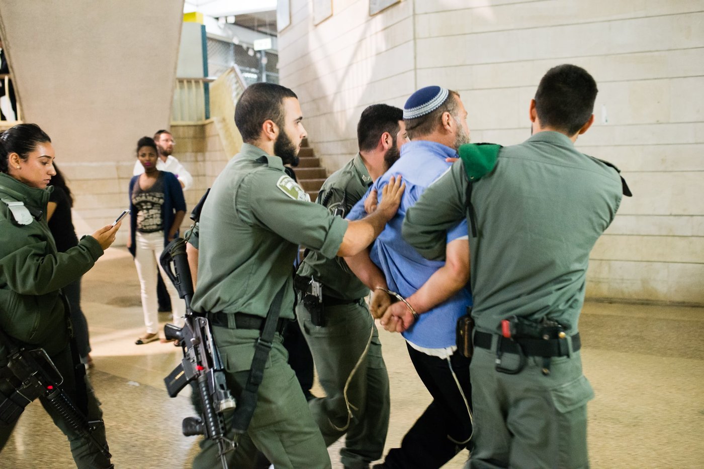 מכה למשטרה: בית המשפט שחרר את יו"ר ארגון להב"ה בנצי גופשטיין