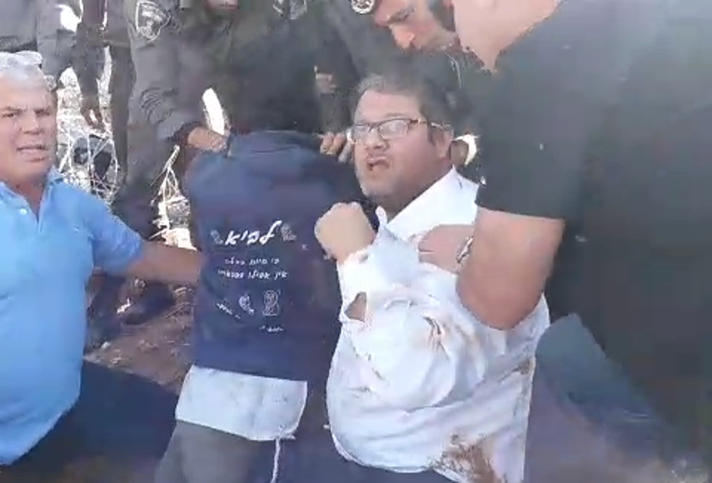 צפו: בן גביר הושלך לבוץ על ידי שוטרים