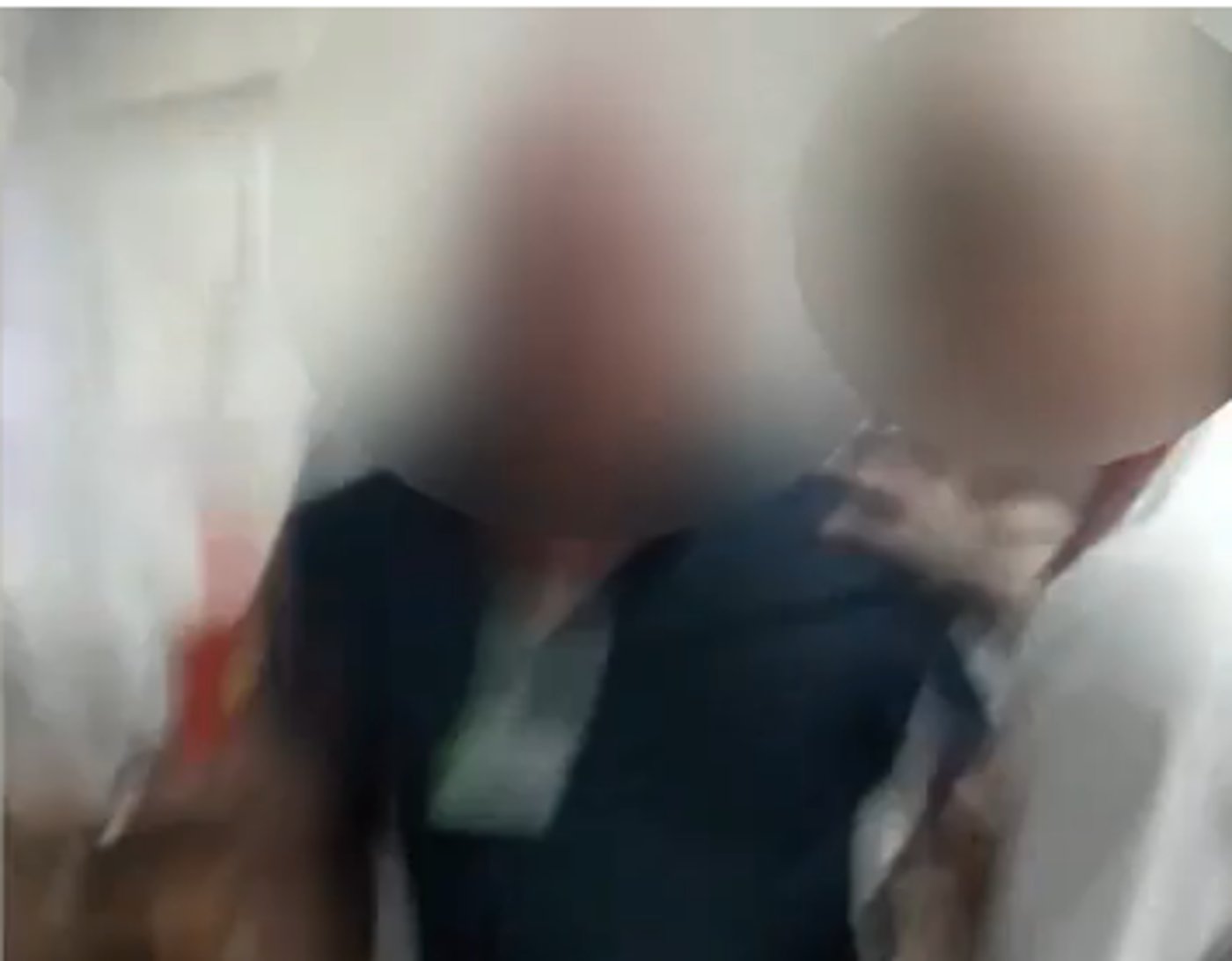 צפו: הרופא משתולל ומנסה לבעוט בלקוח נכה