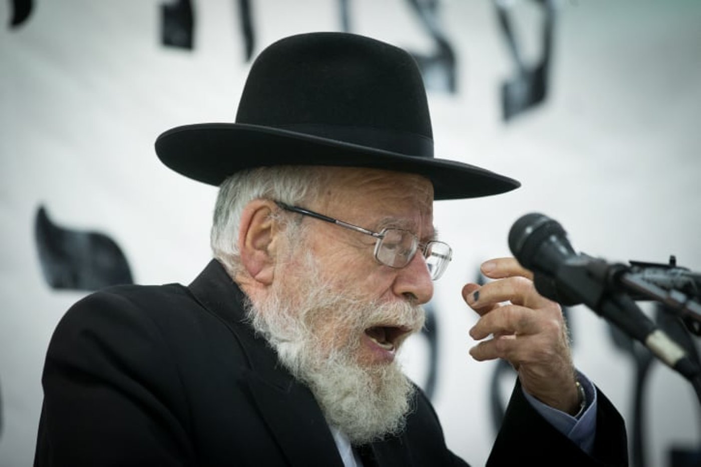 "הספר של הרבנים סתיו- כניעת ההלכה להלכי הזמן"