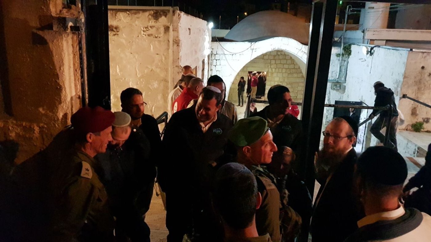 כ- 1500 איש ערכו תפילה חגיגית בקבר יוסף