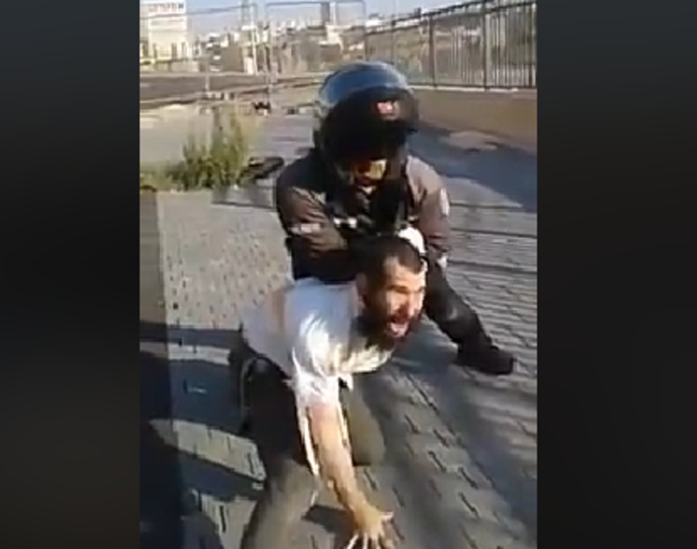 הרשת סוערת: שוטר מכה חרדי לעיני אשתו וילדיו. צפו