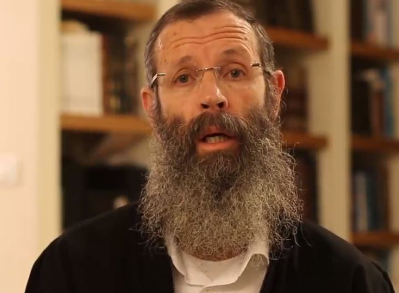 הרב יגאל לוינשטיין נגד עלון השבת הפופולרי: "זה לא עלון דתי"