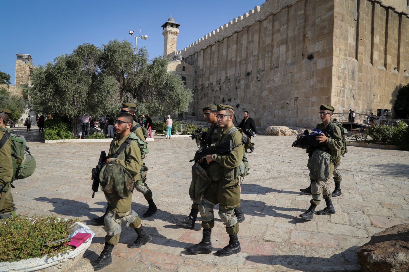 מחבל ניסה לדקור לוחמים במערת המכפלה – ונורה