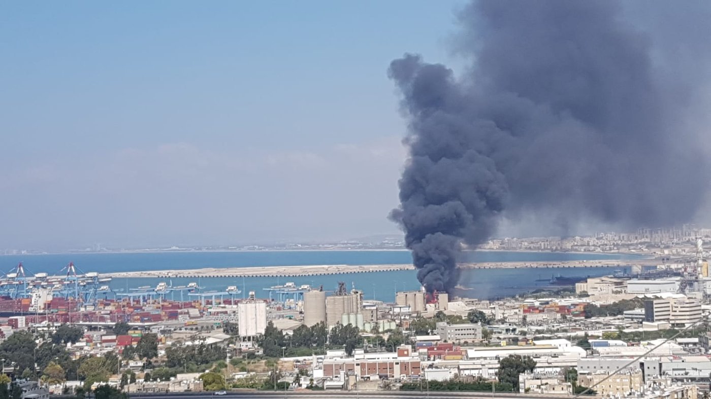 עמוד עשן שחור: שריפת ענק במיכל במפעל שמן בחיפה
