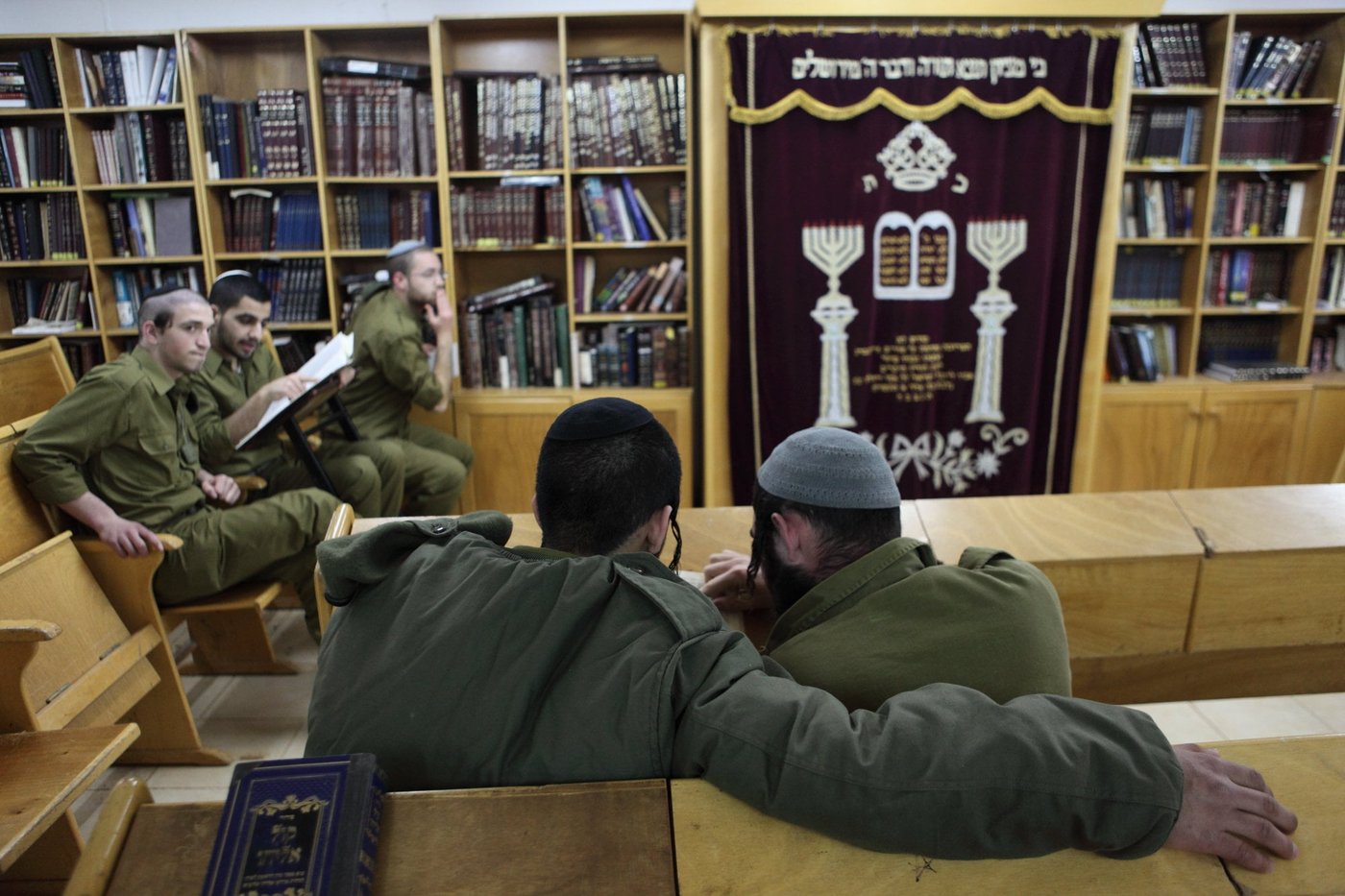 חיילים חרדים בבית כנסת צבאי