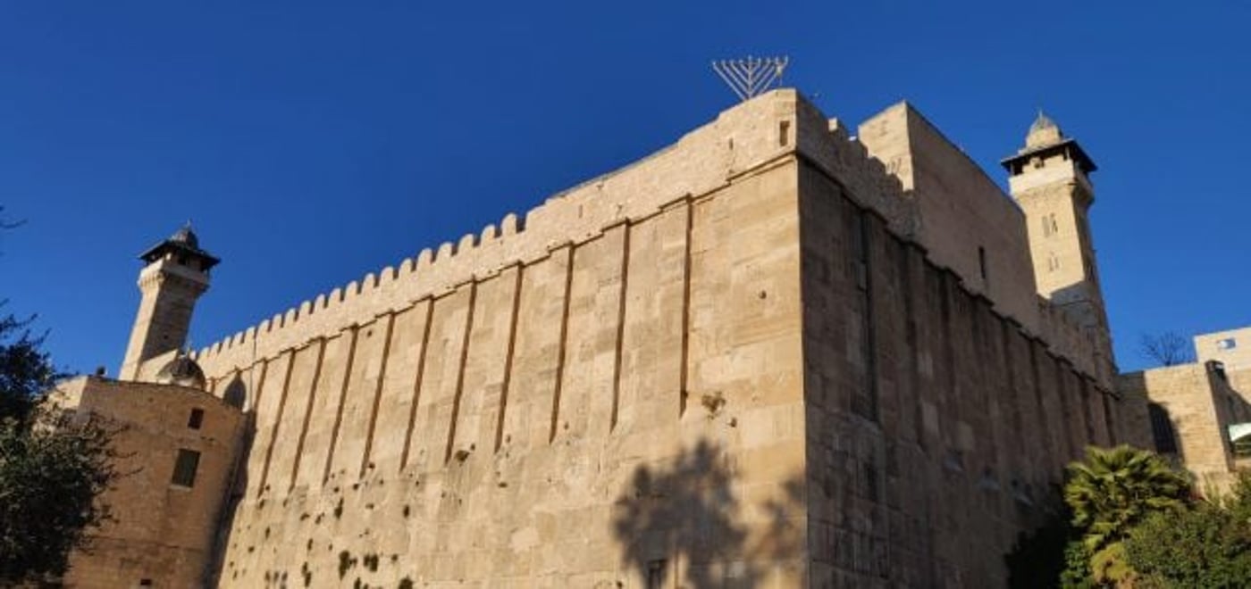 חנוכיית הענק במערת המכפלה