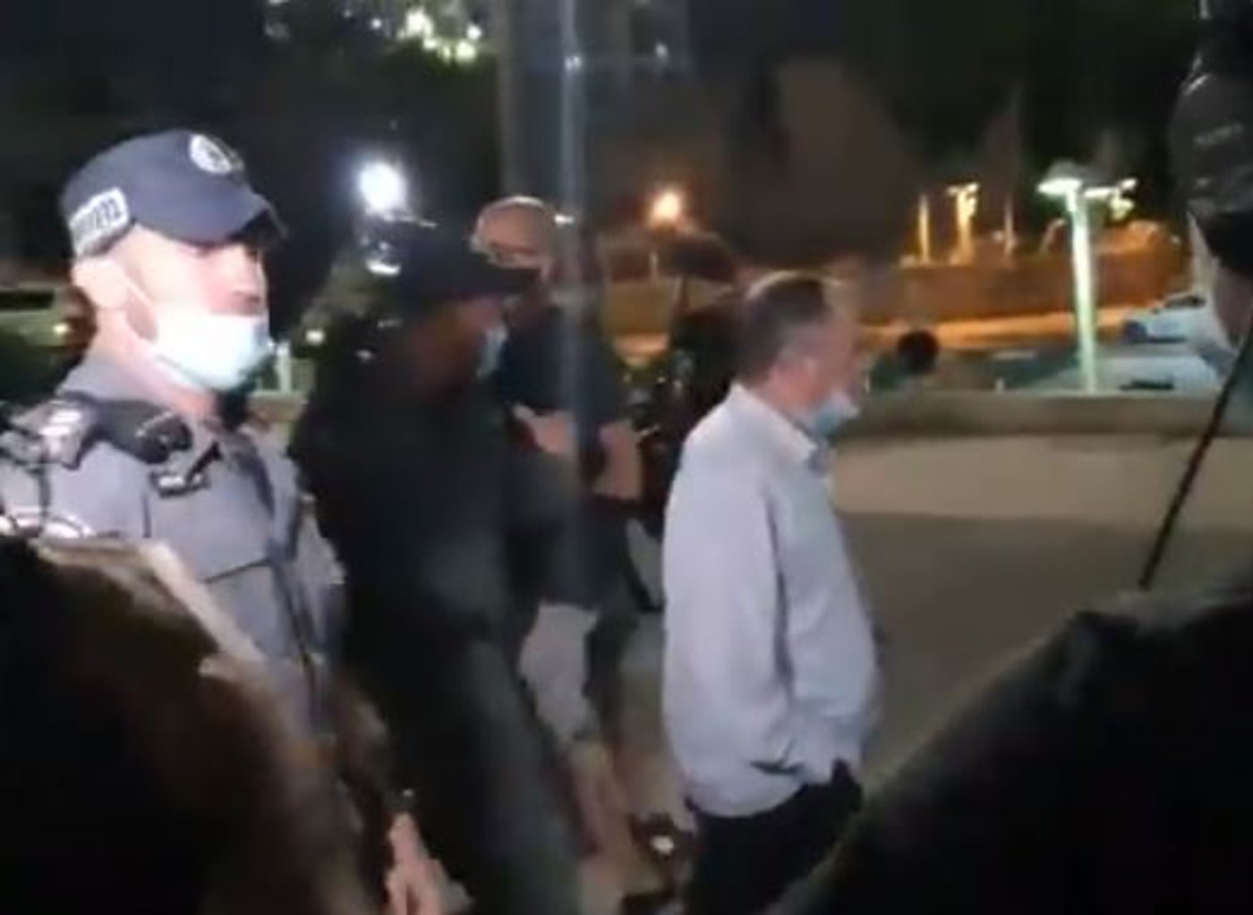 אמנון אברמוביץ' הותקף וחולץ ע"י שוטרים. צפו