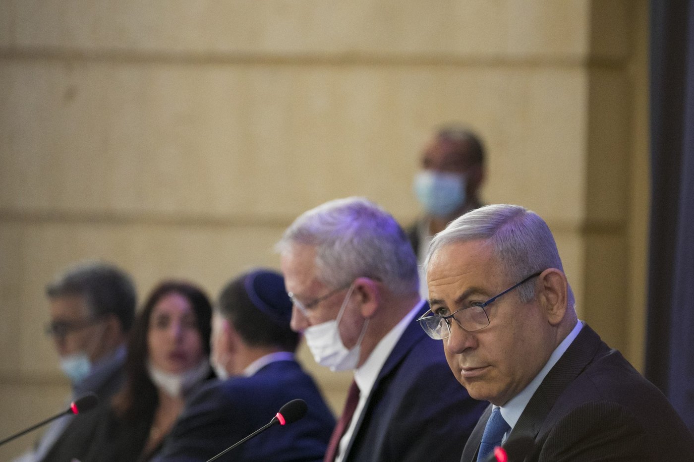 גנץ לנתניהו: כנס היום את הקבינט לאישור התו הירוק