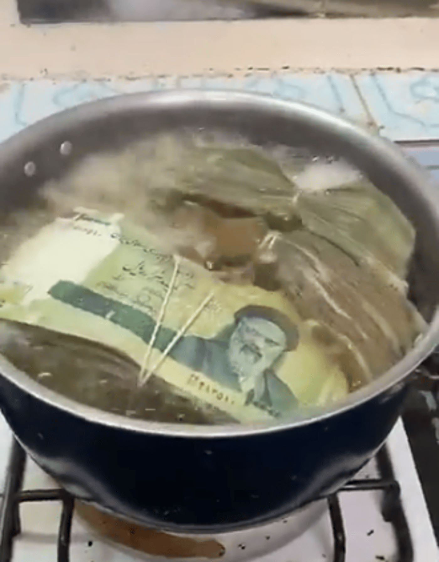 צפו: האיראנים מרתיחים כסף כדי להיפטר מהקורונה