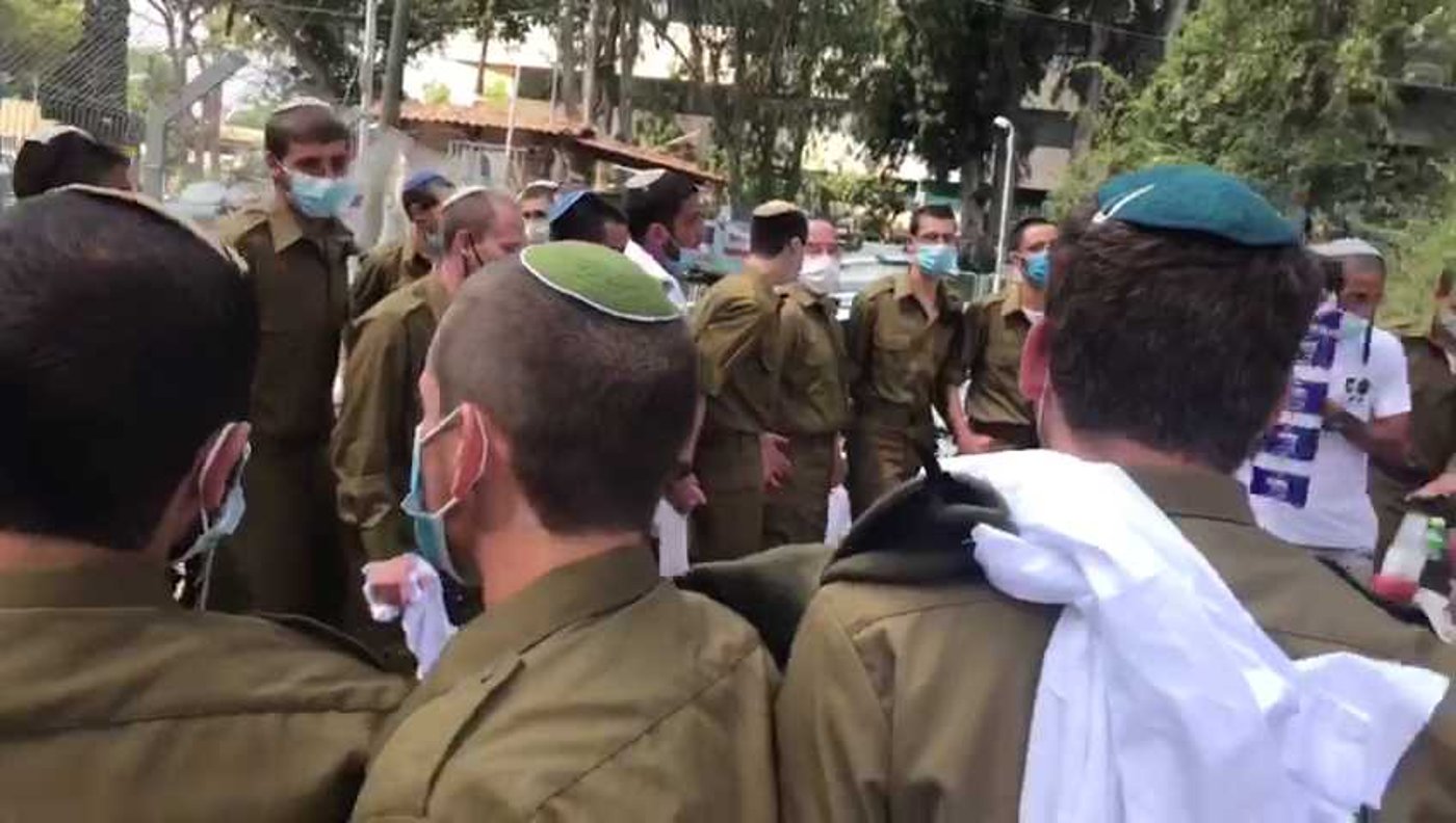 צפו: תלמידי ישיבות ההסדר מתגייסים בשירה וריקודים