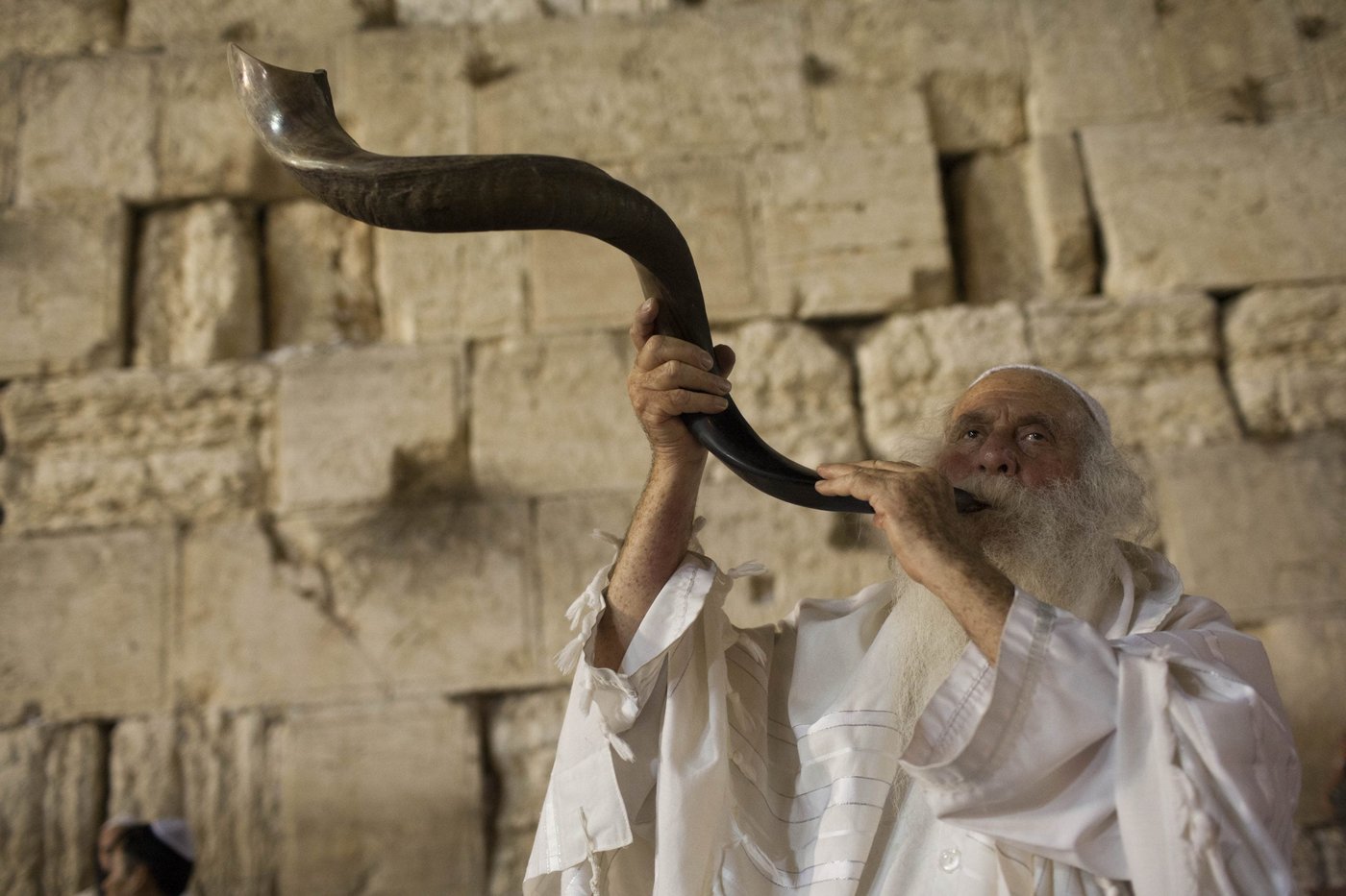 זמני כניסת ויציאת יום כיפור תשפ"ו 2025 וההלכות
