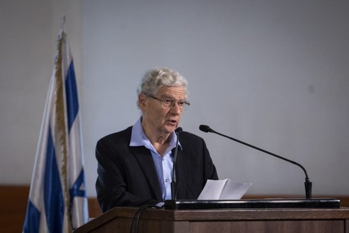 השופט אהרן ברק. לעמדת שקד אין לדרישתו בעניין פסקת ההתגברות שום משמכות והיתכנות