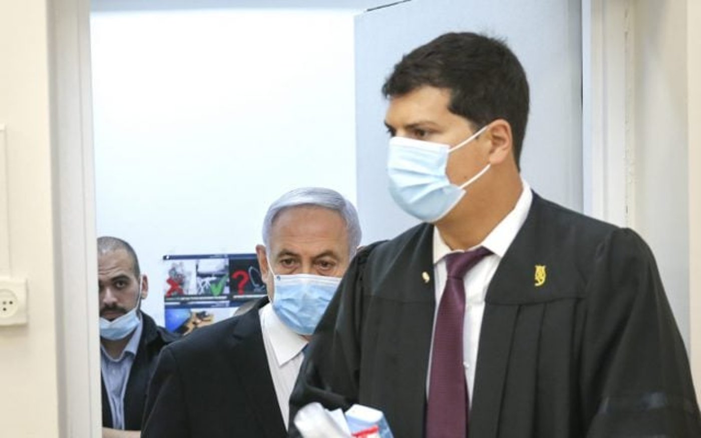 עו"ד עמית חדד וראש הממשלה נתניהו בפתח אולם הדיונים (עמית שאבי/פול)