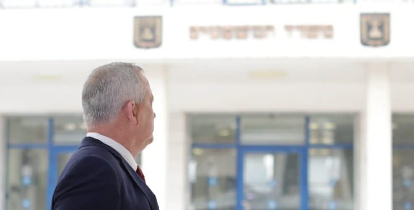 גנץ במשרד המשפטים: נתניהו יחזיר לכאן את אוחנה