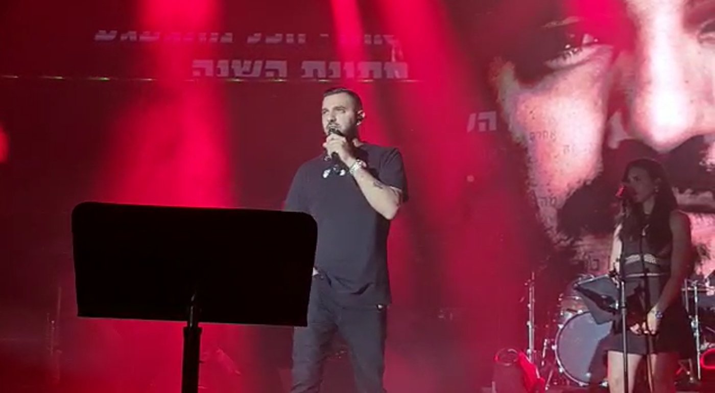 מרגש: המחווה של איתי לוי לנפגעי האסון במירון. צפו