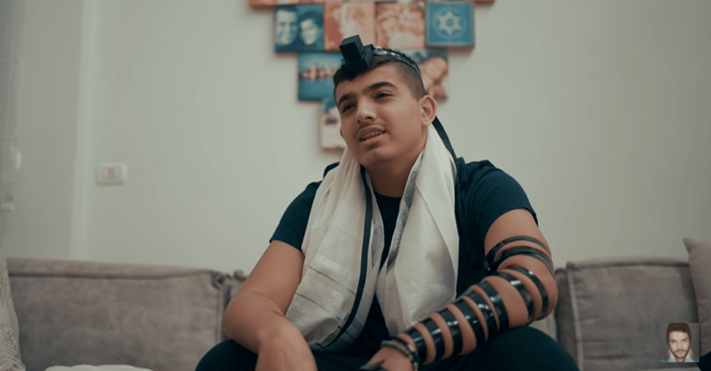 צפו: בנו של אייל גולן מתקרב לדת בשיר חדש