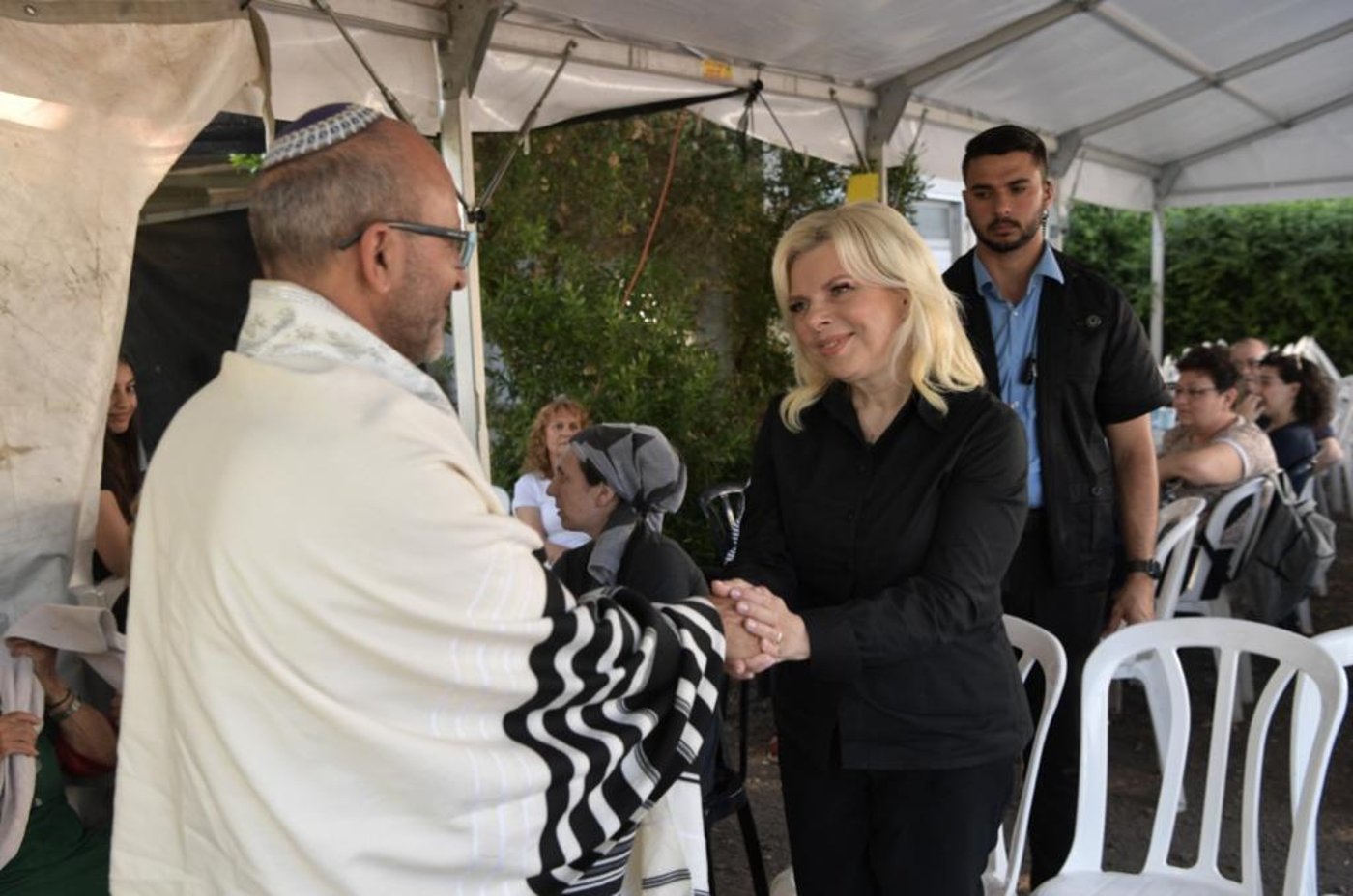 שרה נתניהו ביקרה את משפחות יהושע ואביגל