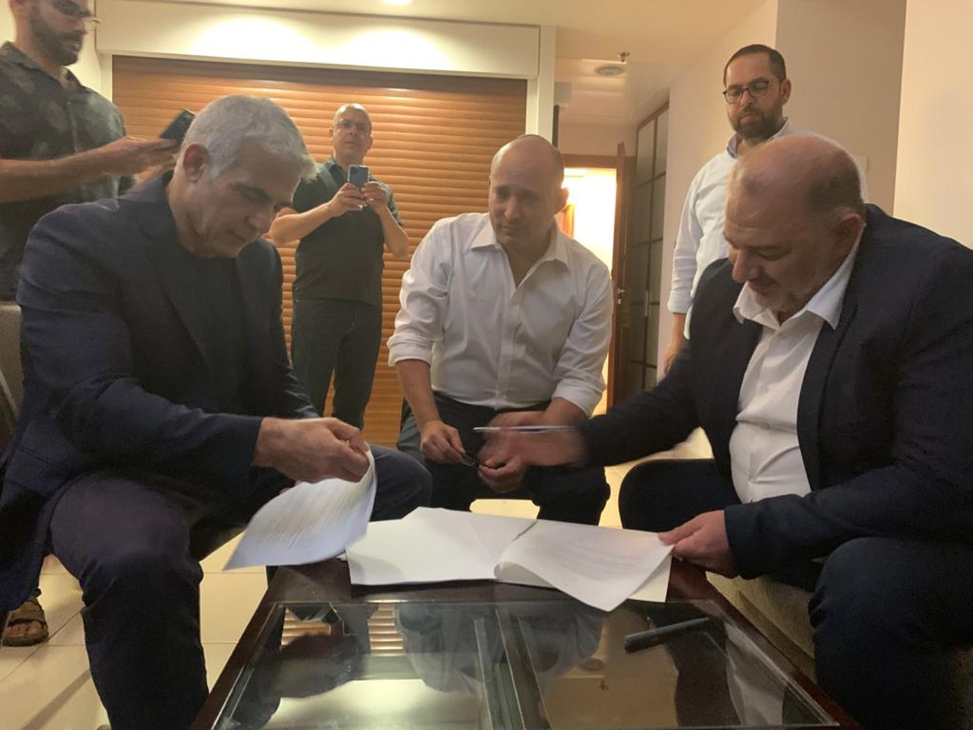 עבאס, בנט ולפיד חותמים על ההסכם