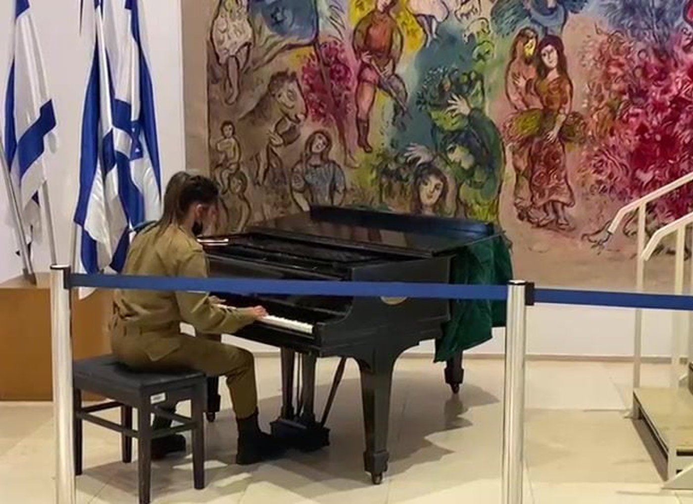 פסנתרנית על מדים: המ"כית מנגנת בכנסת | צפו
