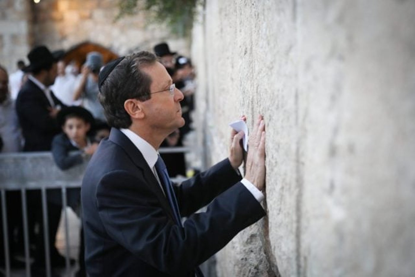 הנשיא הרצוג בכותל המערבי (חיים גולדברג)