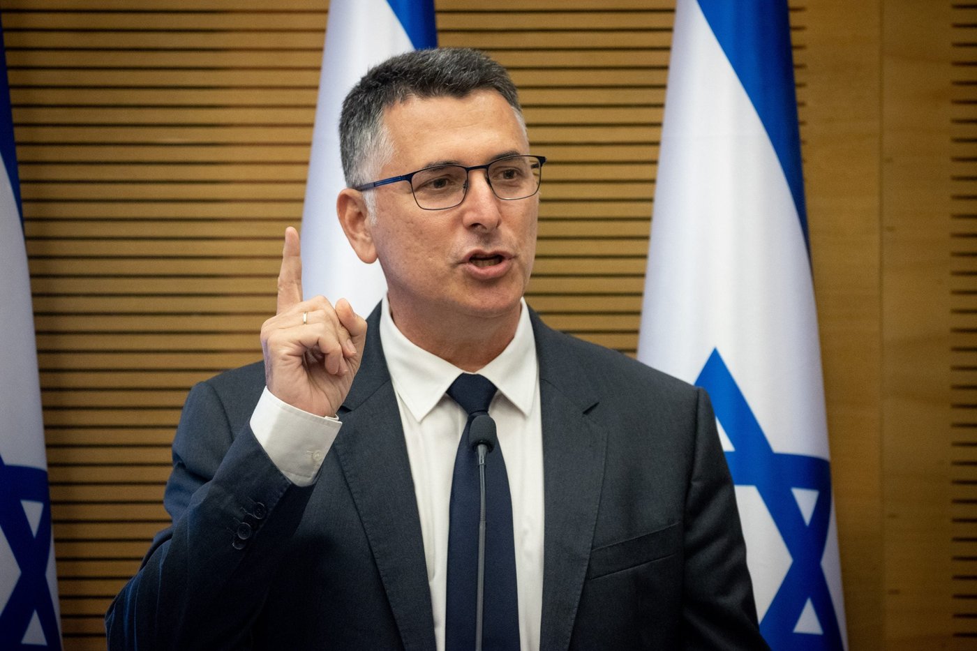 נאלץ להסתובב עם אבטחה 24\7. סער