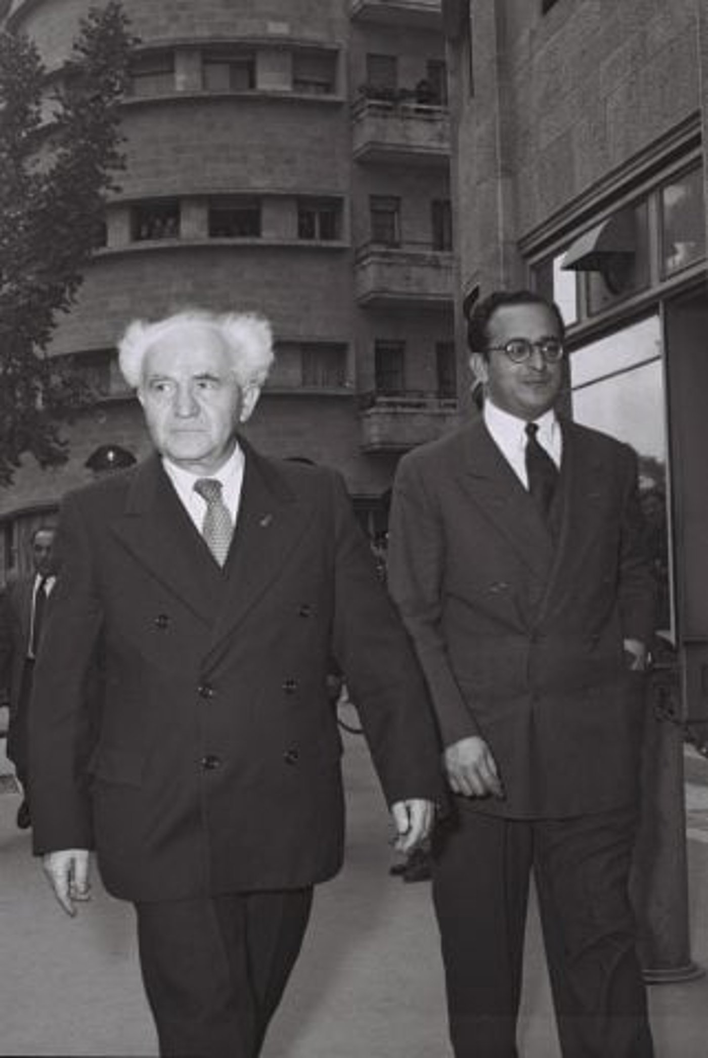 דוד בן גוריון כראש ממשלה, מלווה במזכירו הצבאי ומזכירו האישי