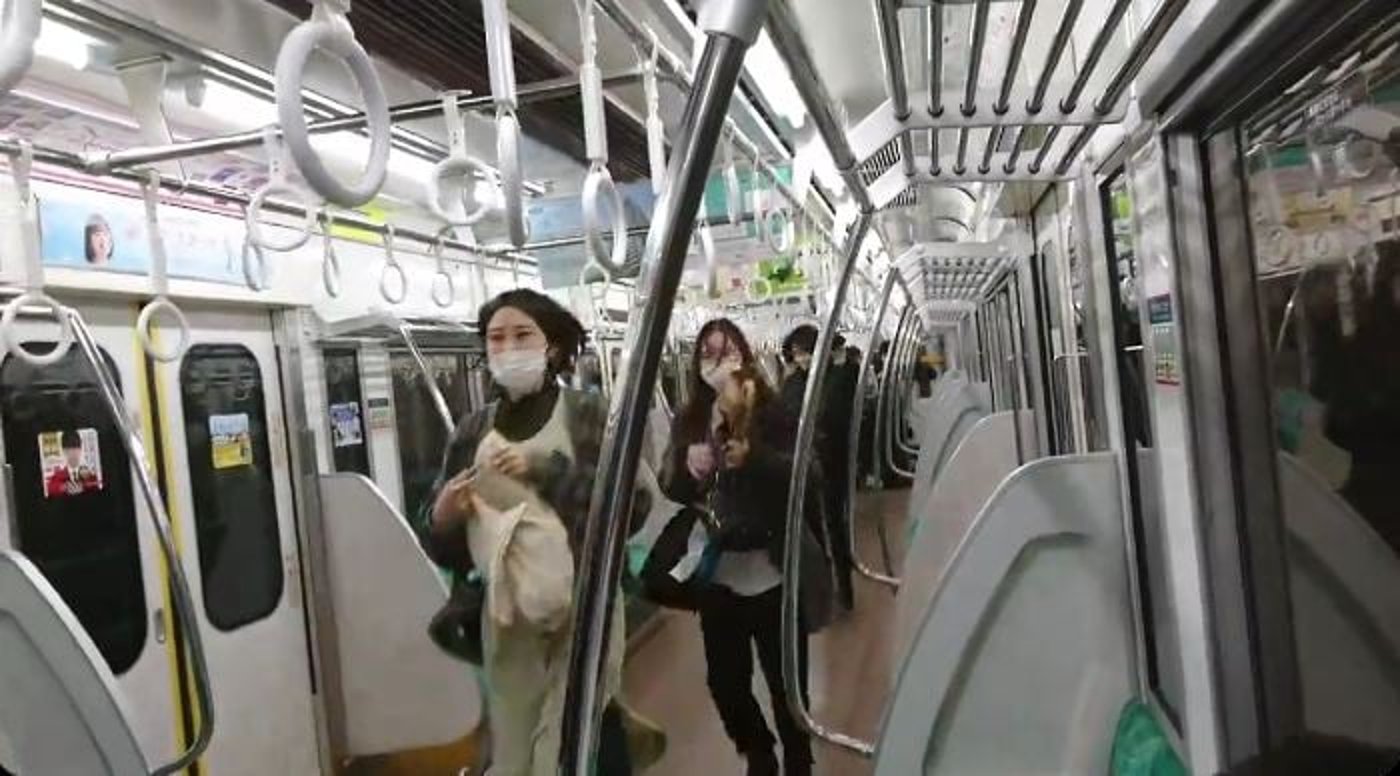 אירוע דקירה בטוקיו: לפחות 15 פצועים ברכבת תחתית