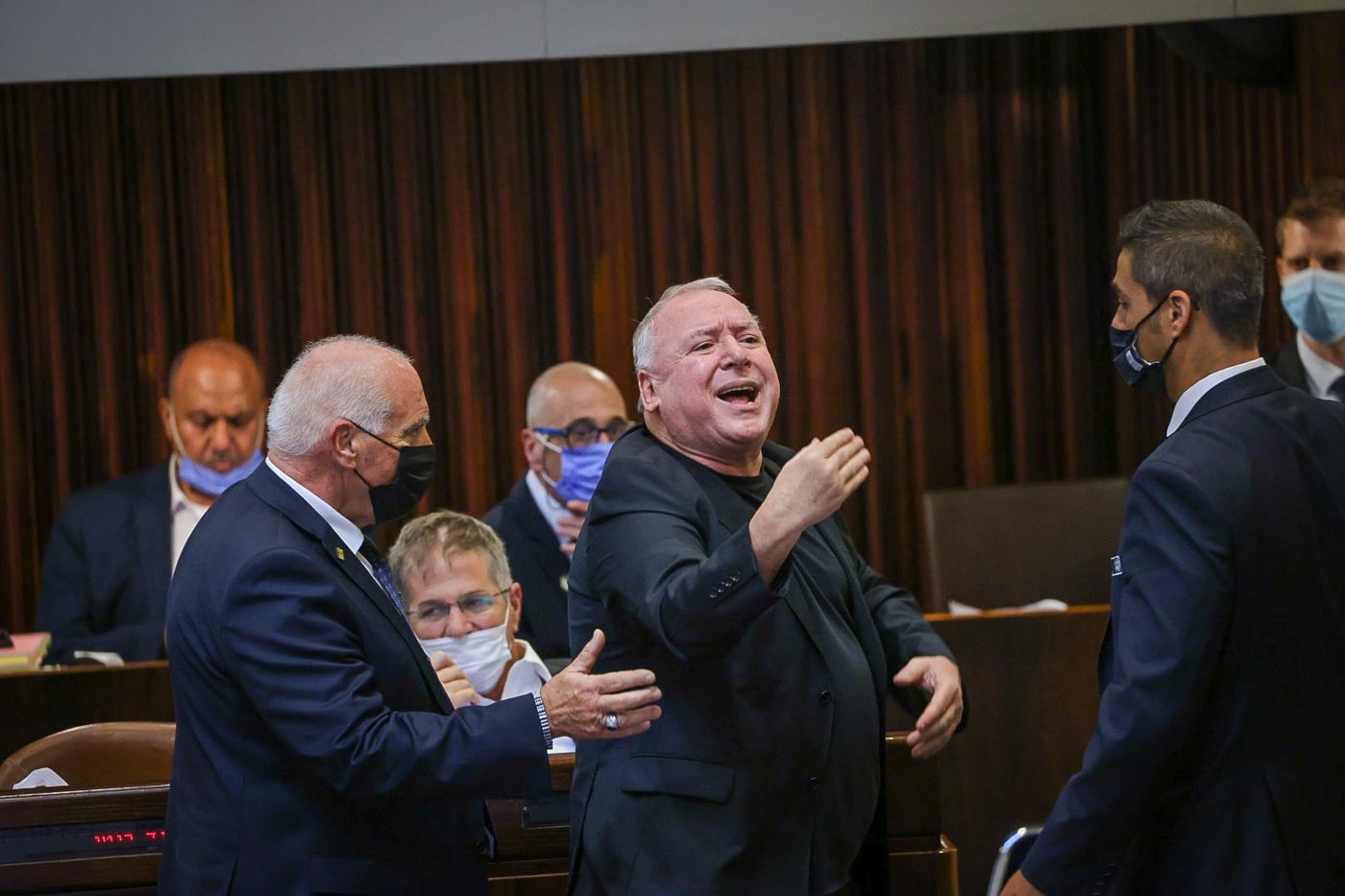תוך יומיים: תלונה לוועדת האתיקה נגד דודי אמסלם