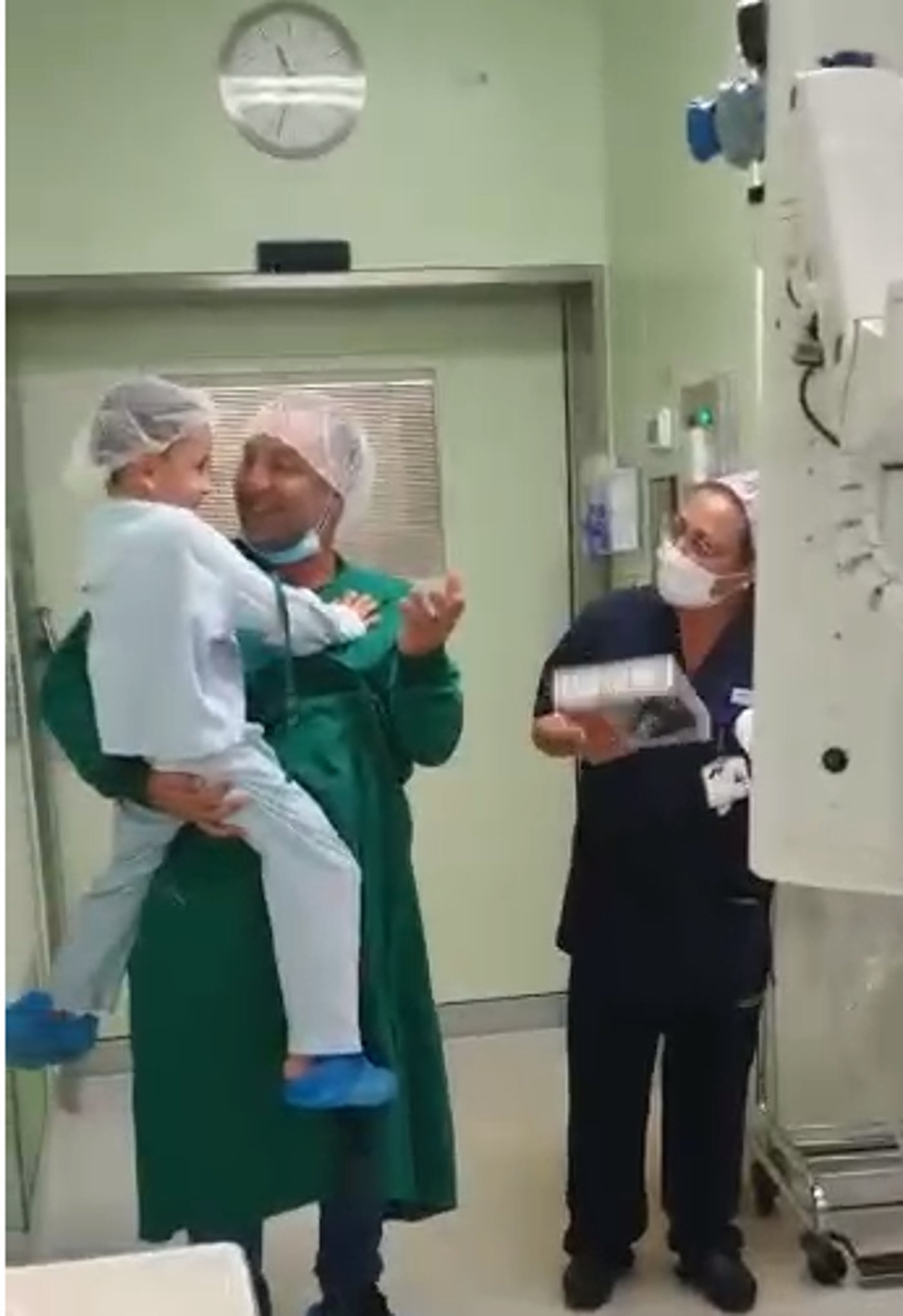 מרגש: ילד בן 7 נכנס לניתוח והצוות המנתח הפתיע | צפו