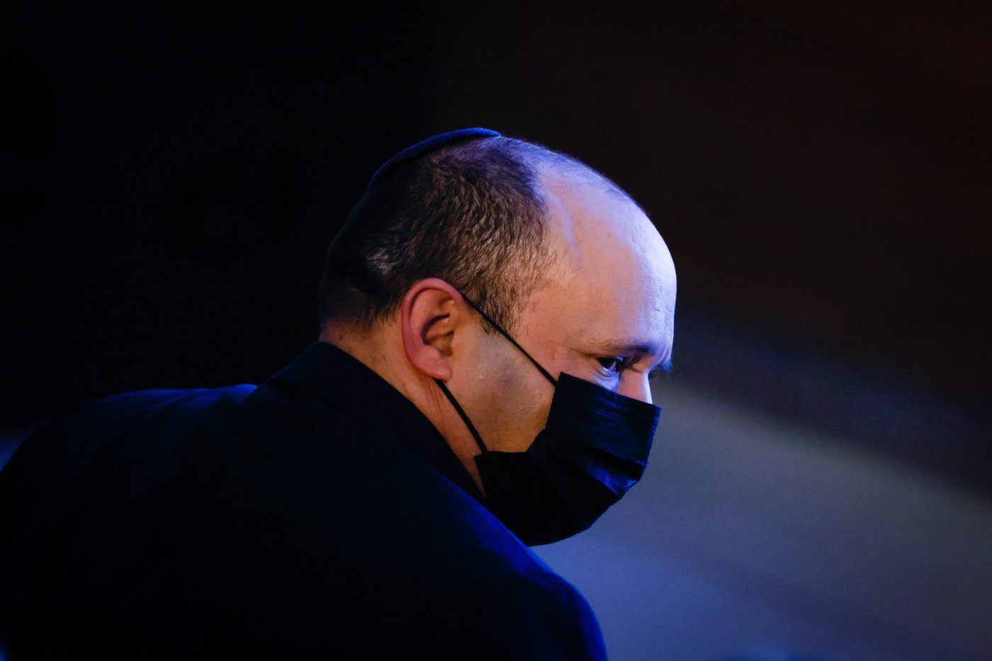 בנט הגיע לפשרה: יפצה את היועץ שאיים לתבוע