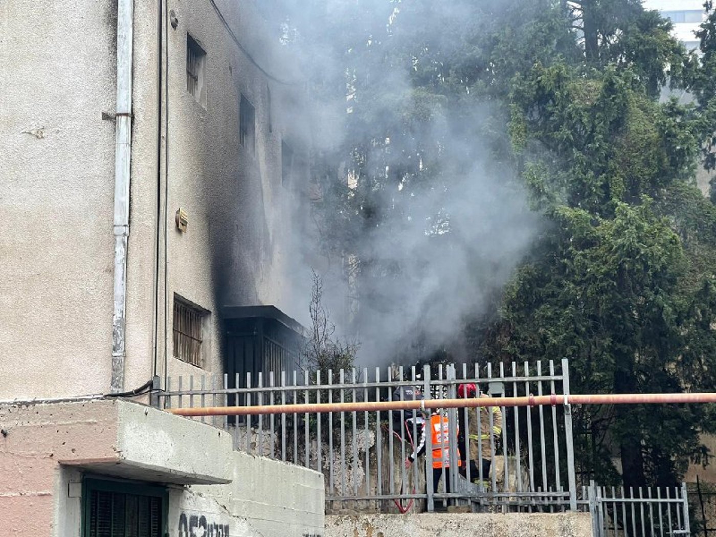 חשש ללכוד בשריפה במבנה בחיפה, כוחות כיבוי במקום