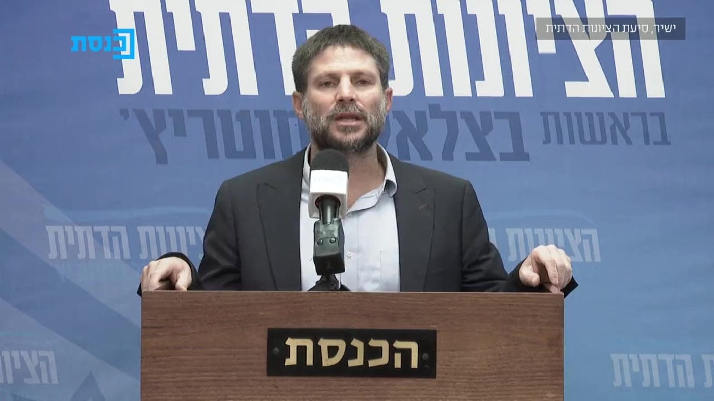 אם אשתו טסה לחו"ל, הוא יכול לשבת ביציע המבודדים