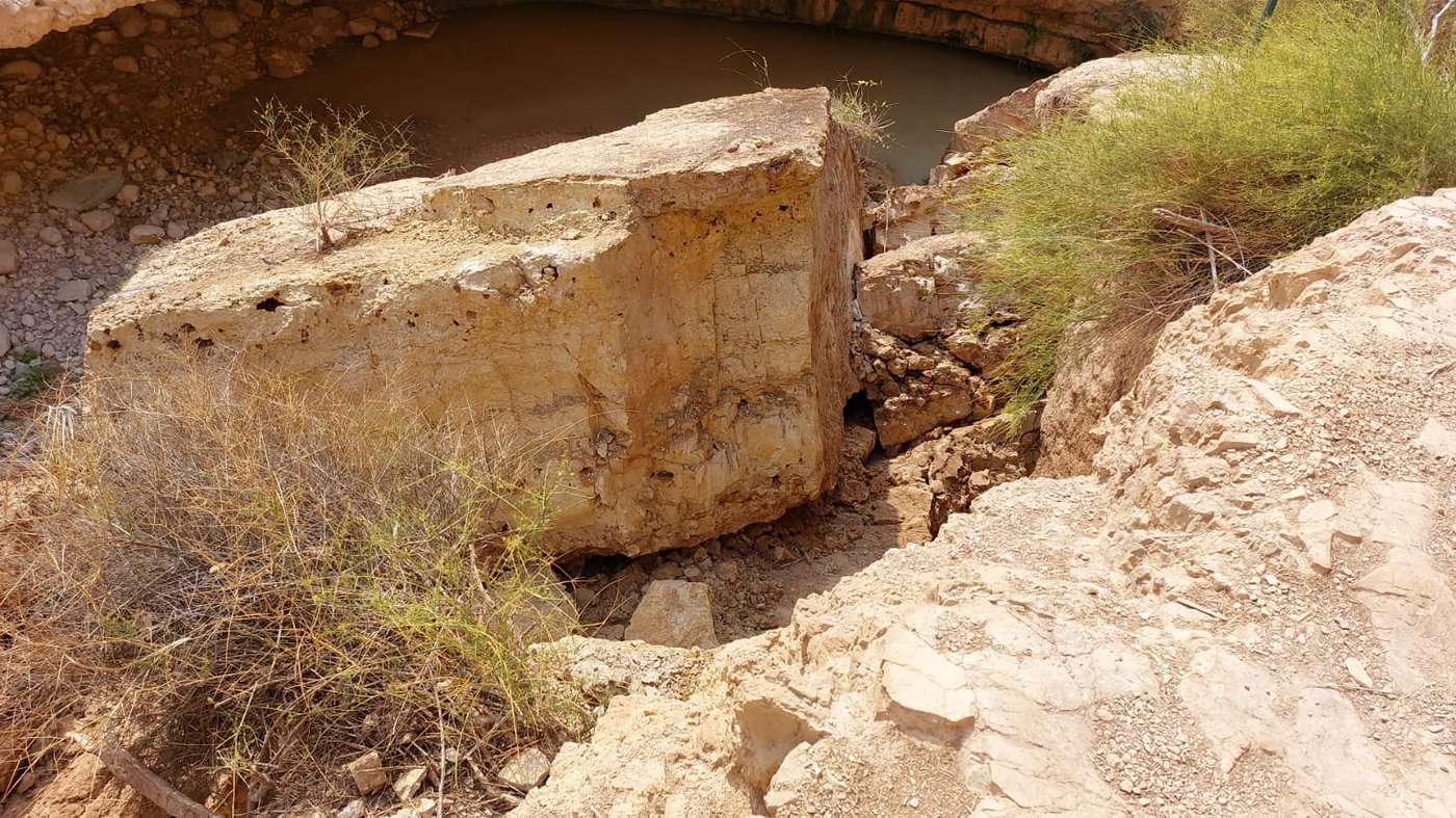 הסלע שנחת על המטיילים