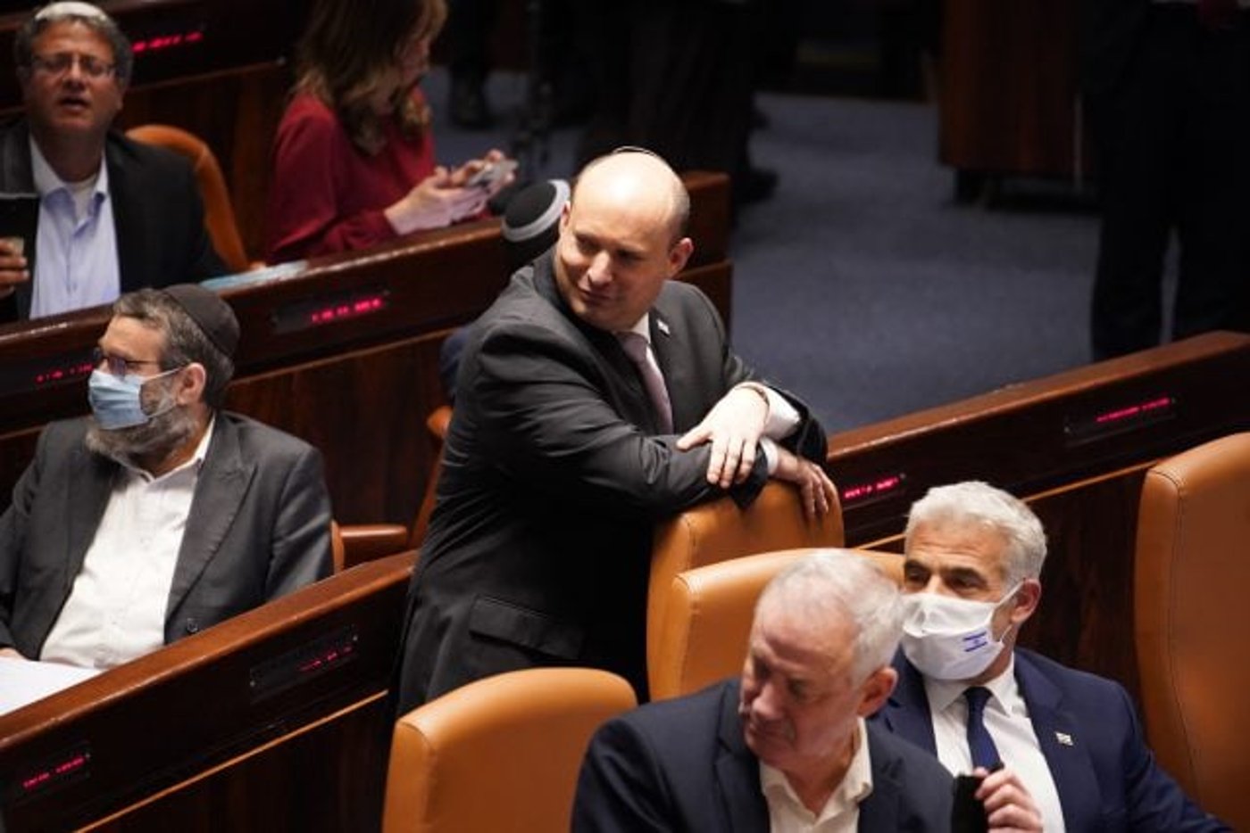 נכנעים כארנבות? בנט, לפיד וגנץ