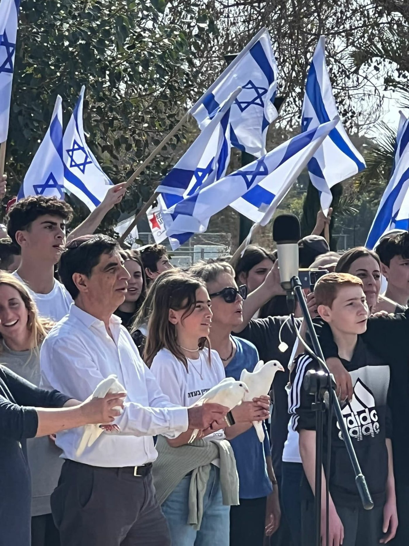 צפו: שירת המונים לציון יום הולדתו של הדר גולדין